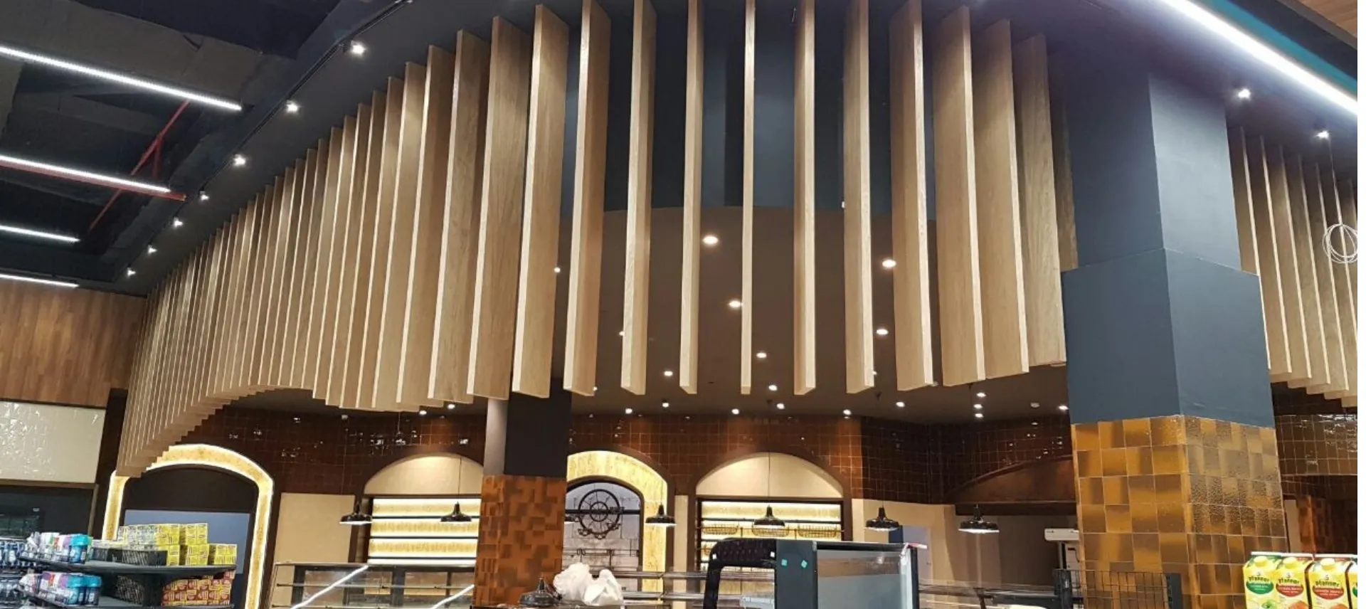 Dekoratif Ahşap Lamelli Market Tavan ve Özel Reyon Alanı Tasarımı