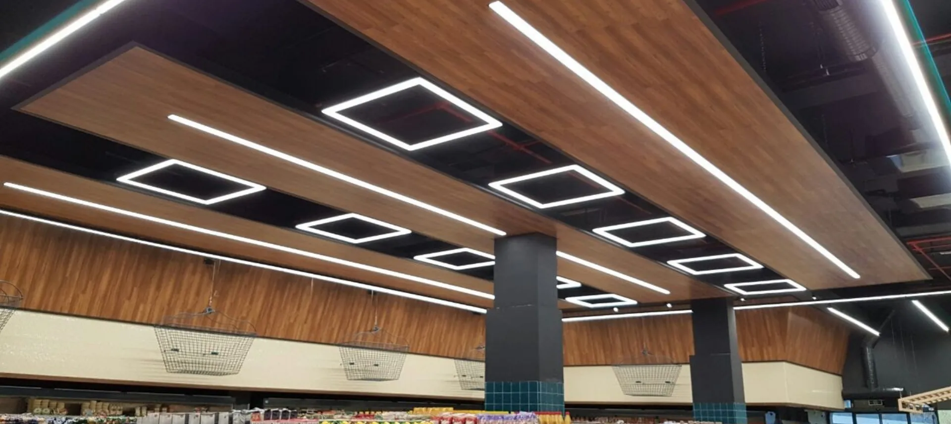 Ahşap Görünümlü Modern Market Tavan Panel ve LED Aydınlatma Sistemi