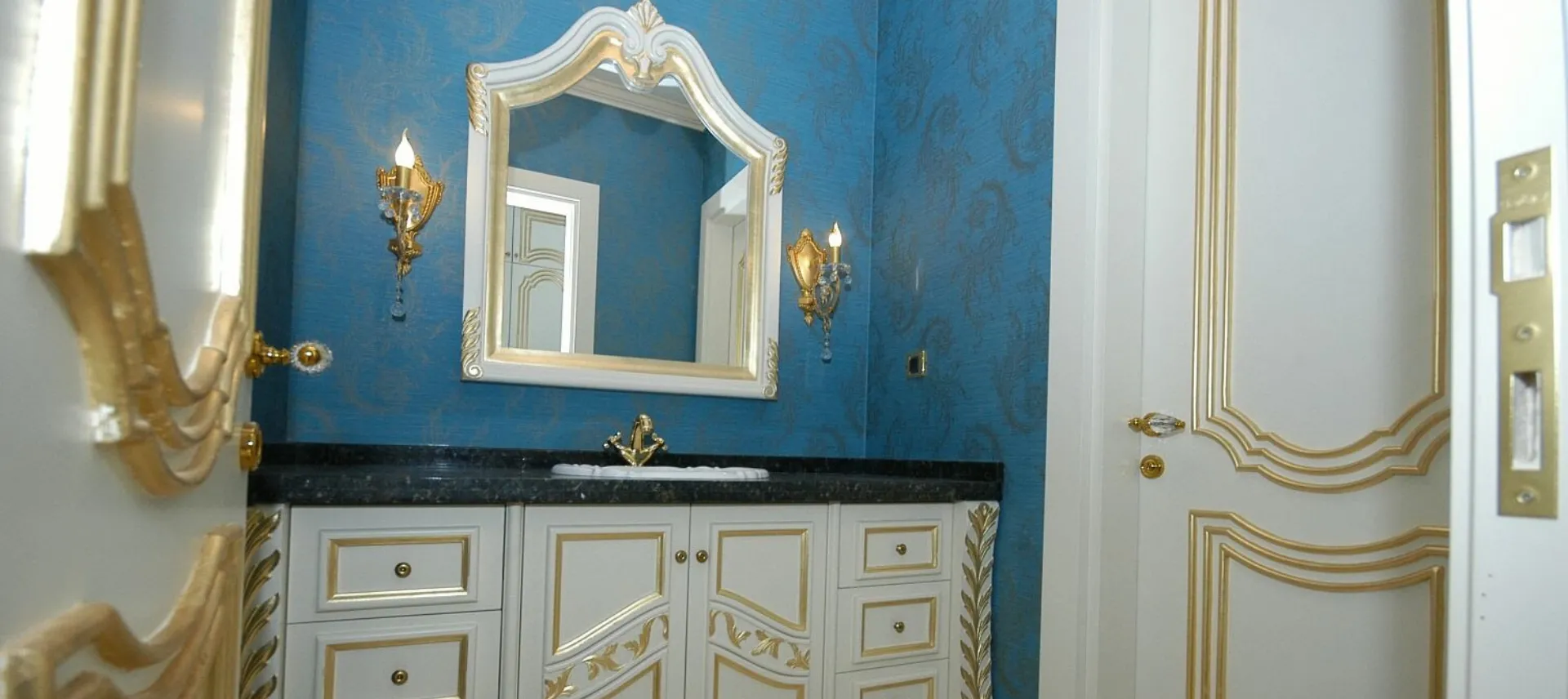 Altın Varak Detaylı Klasik Banyo Dolabı