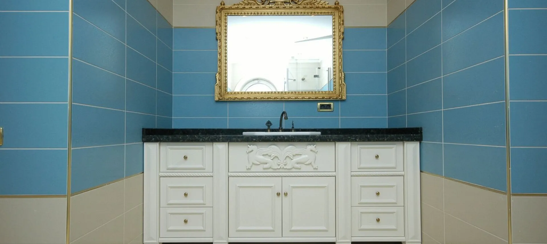 Klasik Beyaz Banyo Dolabı – Asaletin Modern Yorumu