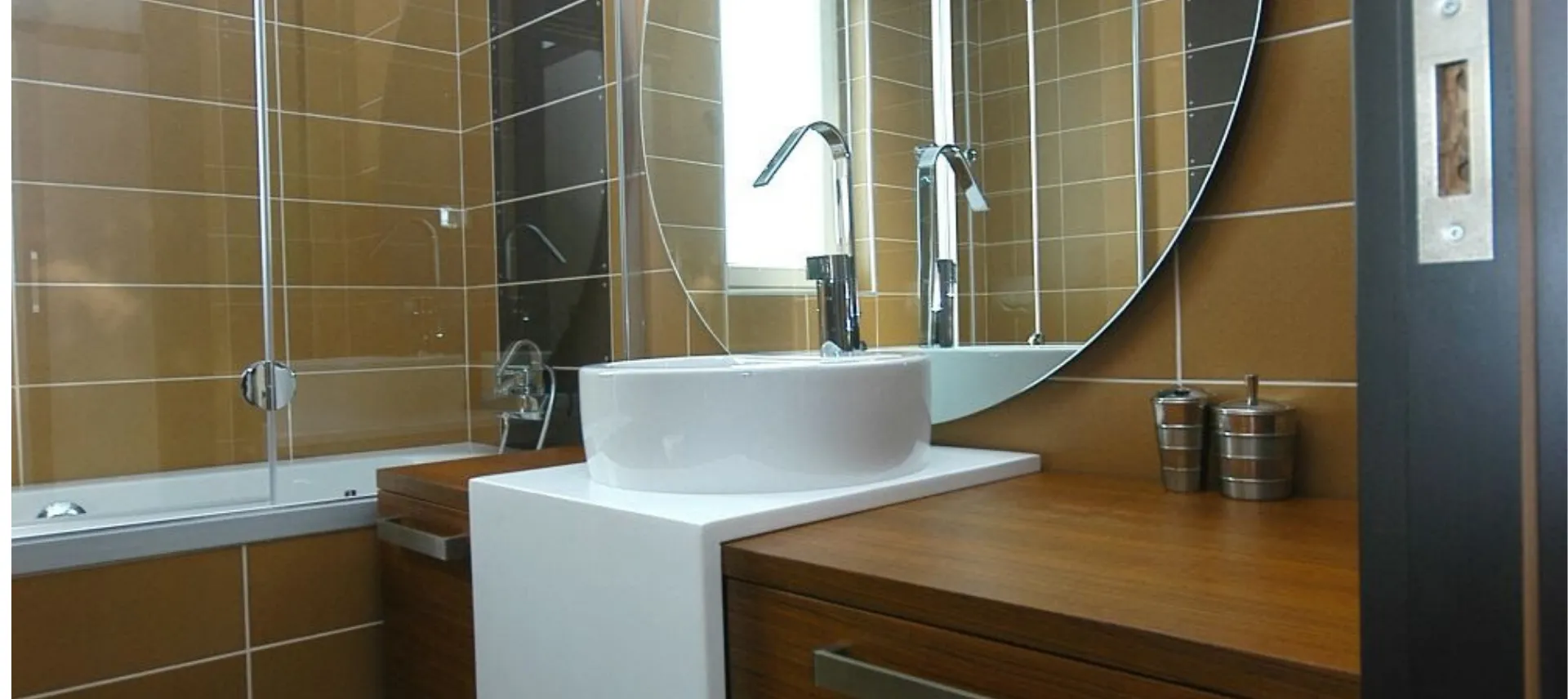 Modern Ahşap Detaylı Banyo Dolabı ve Lavabo Takımı