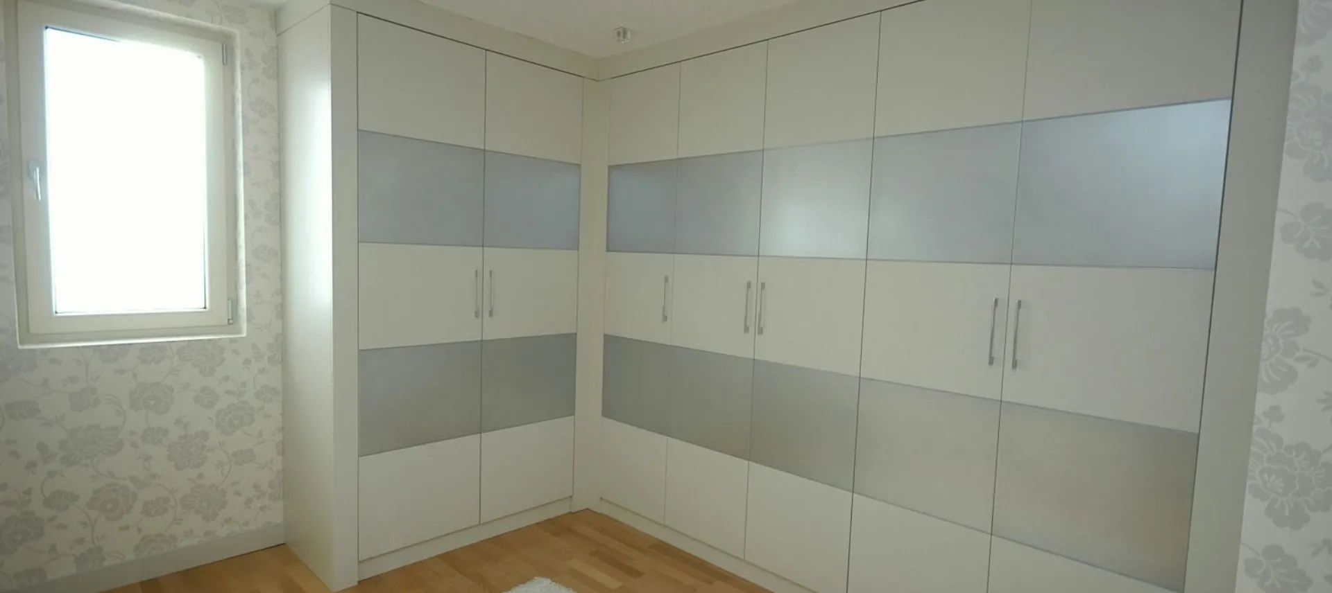 Modern Köşe Gömme Gardırop – Mat Beyaz & Gri Detaylı