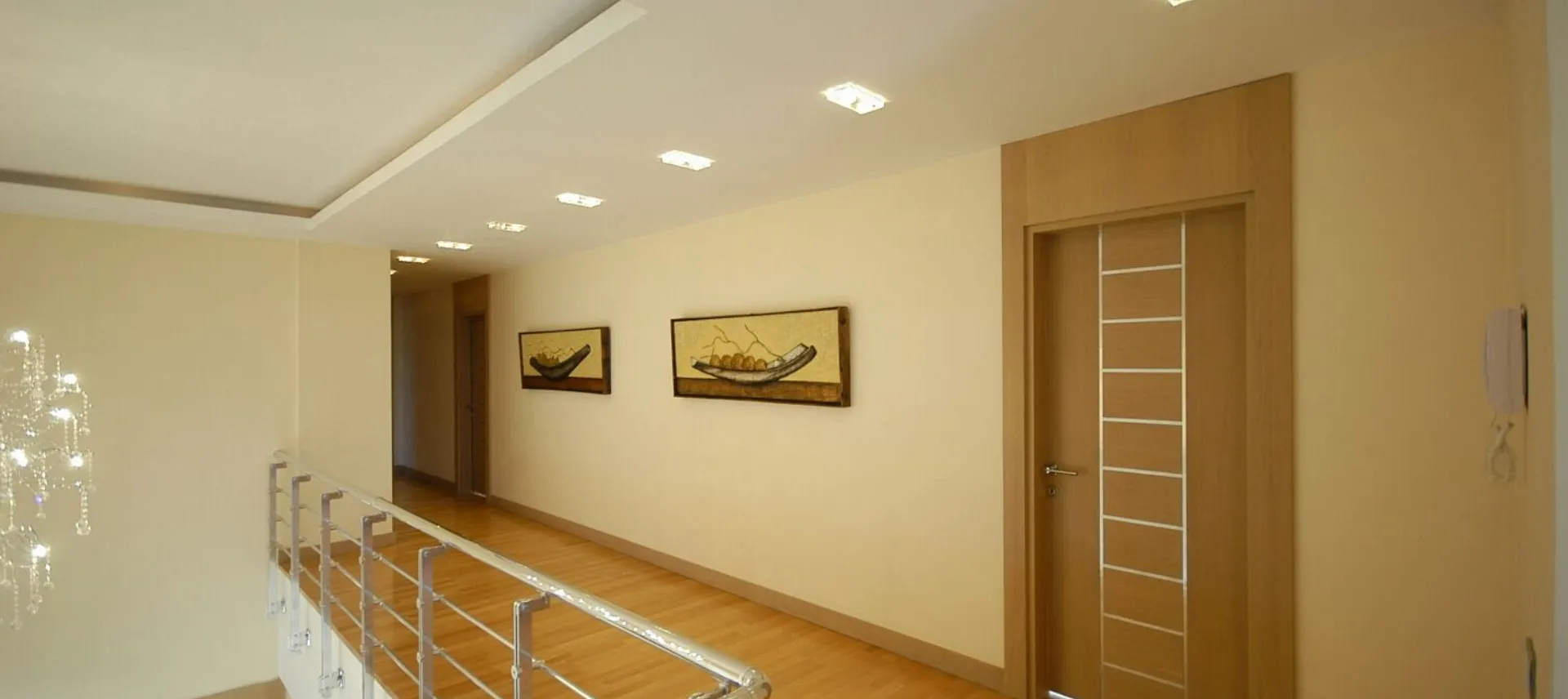 Modern Ahşap Laminat Kapı – Yatay Alüminyum Şeritli