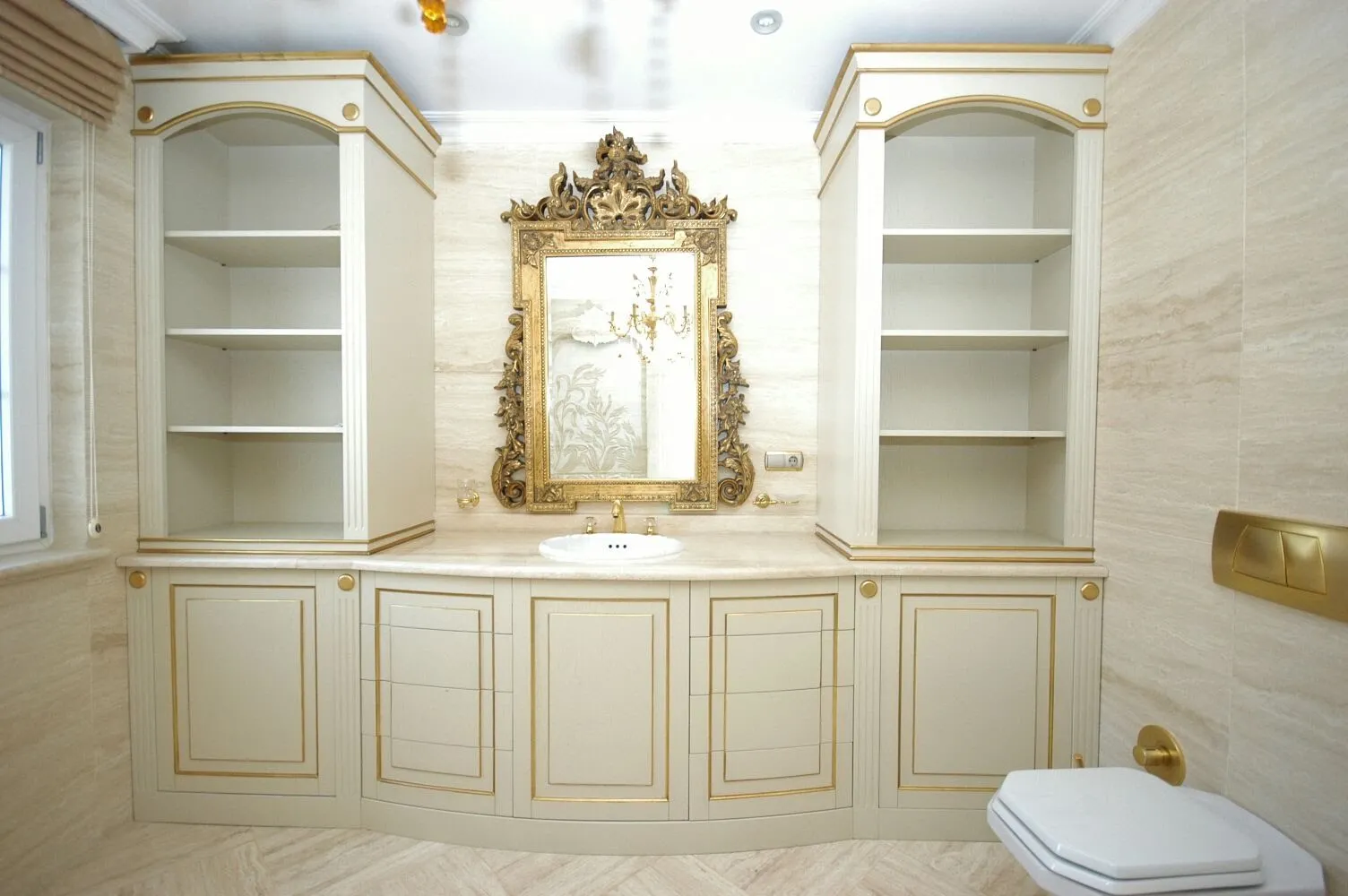 Altın Varak Detaylı Klasik Banyo Dolabı Takımı