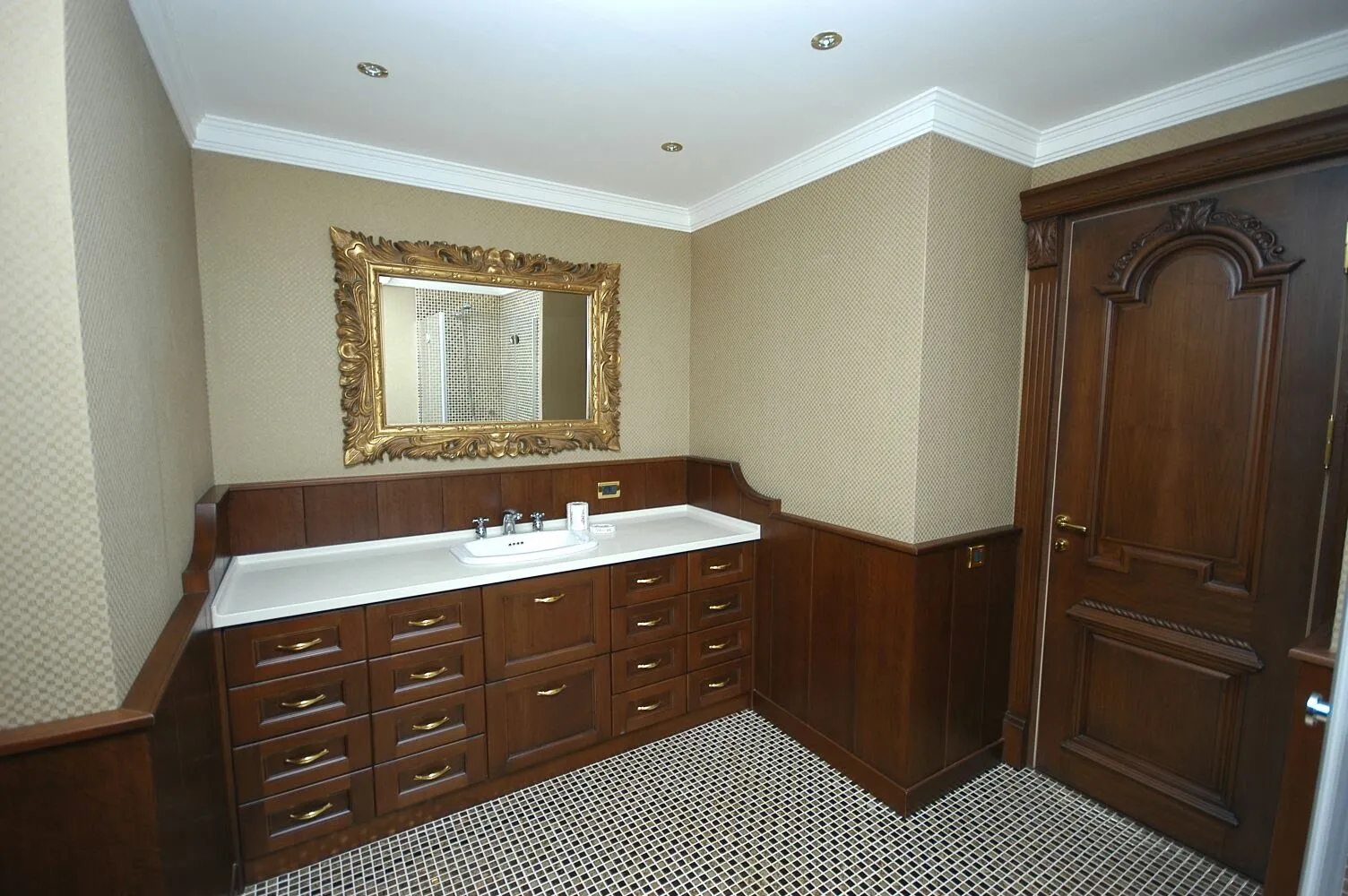 Klasik Ahşap Banyo Dolabı ve Altın Çerçeveli Ayna