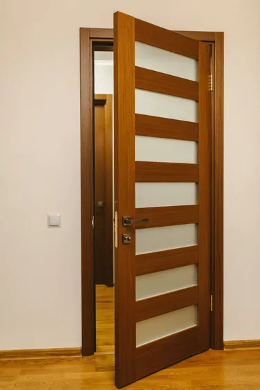 Modern Ahşap Cam Panel İç Mekân Kapı Sistemi