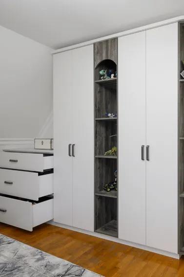 Modern Köşe Gömme Gardırop – Mat Beyaz & Gri Detaylı