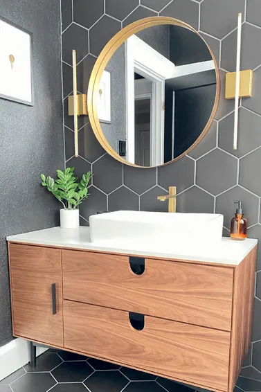 Klasik Ahşap Banyo Dolabı ve Altın Çerçeveli Ayna